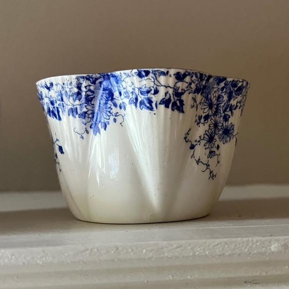 Shelly Fine Bone China Cream and Sugar - Picture 3 of 6